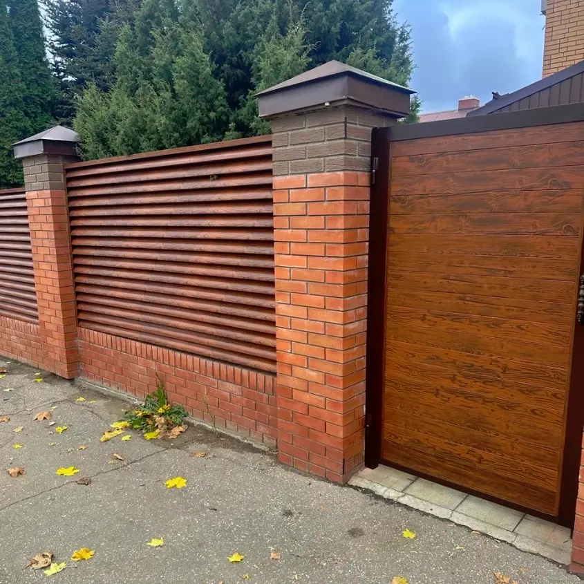 Фото 2 забор еврожалюзи Темный Дуб 3D с металлопланкеном